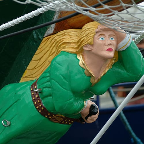 Sculpture représentant Grace O'Malley, reine-pirate du XVIe siècle