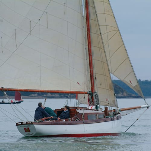 L'Astrolabe, voilier traditionnel, remontant la Rance