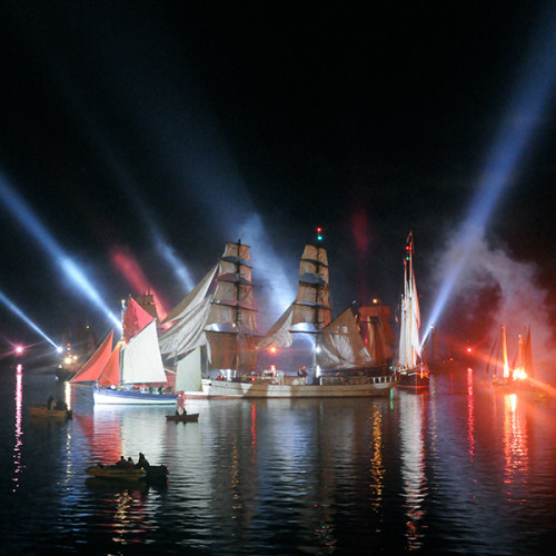 Voiliers paradant sous les feux des projecteurs