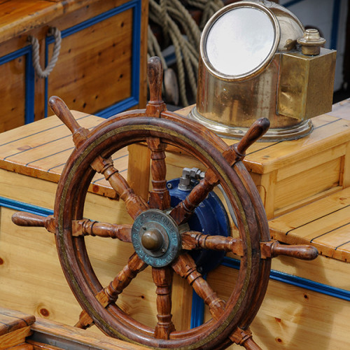 Gouvernail et compas maritime