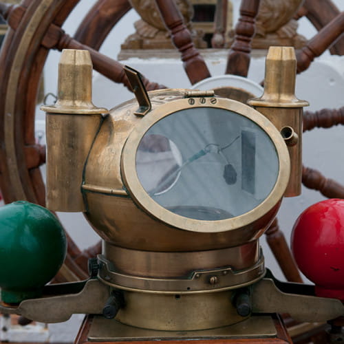 Compas maritime à boules de compensation