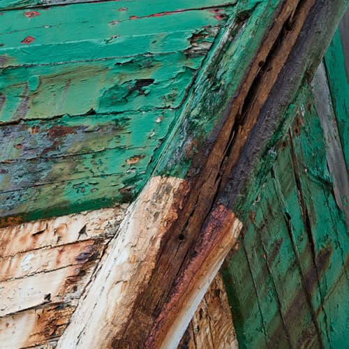 Vieux bateau de pêche à la peinture écaillée