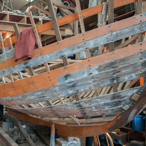 Ancien bateau en réparation