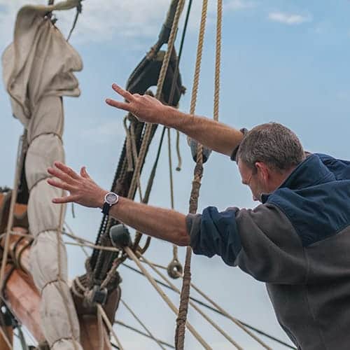 Marin faisant des signes pour manoeuvrer