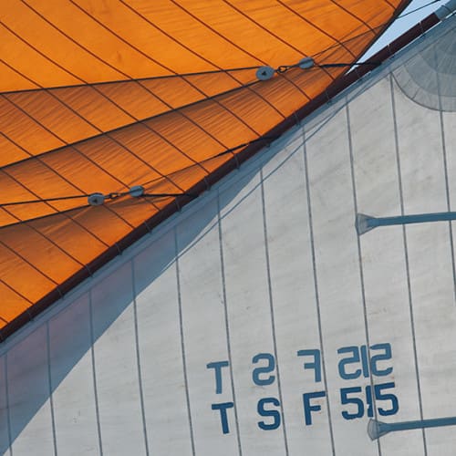 Voiles orange et blanche
