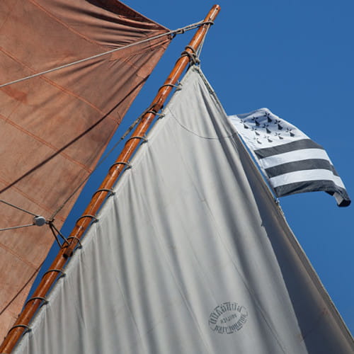 Le gwenn ha du (drapeau breton) flotte au vent