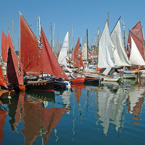 Voiles multicolores dans le port
