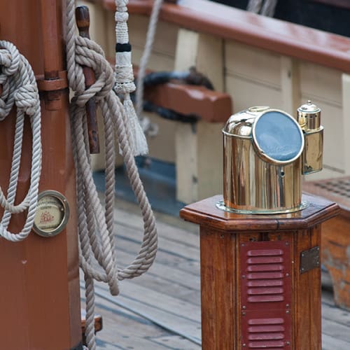 Cordages et compas maritime