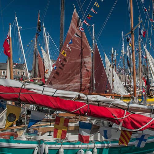 Rassemblement de voiliers dans le port de Paimpol
