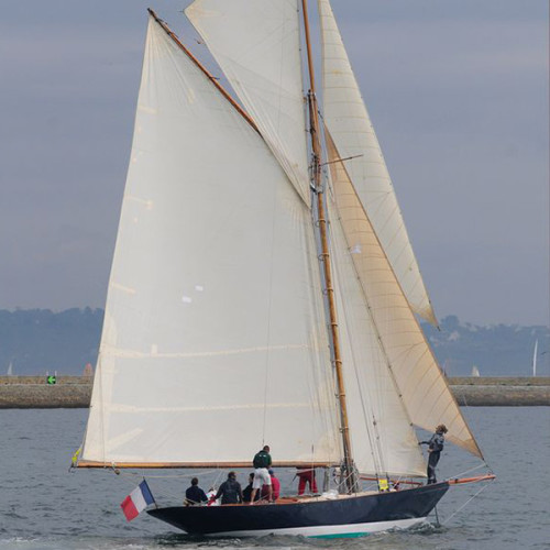 Pen Duick sous voiles
