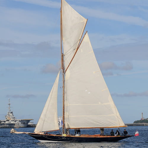 Pen Duick à la sortie du port de Brest