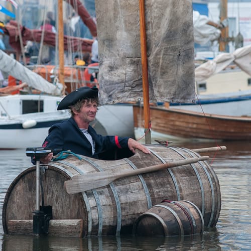 Marin dans son tonneau flottant