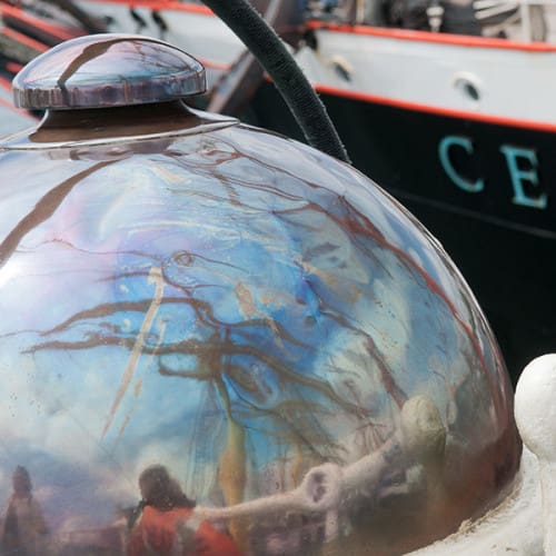 Reflets des mâts d'un grand voilier 