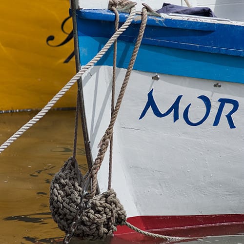 Gros plan sur la yole Morbihan