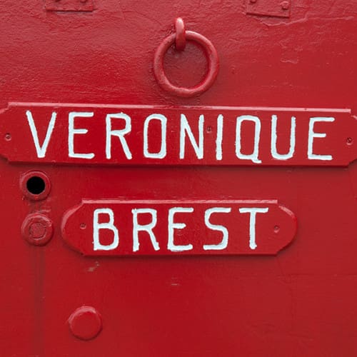 Coque de bateau rouge