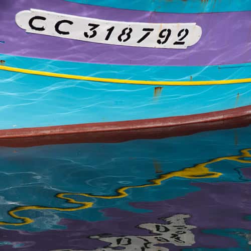 Bateau de pêche se reflétant dans l'eau