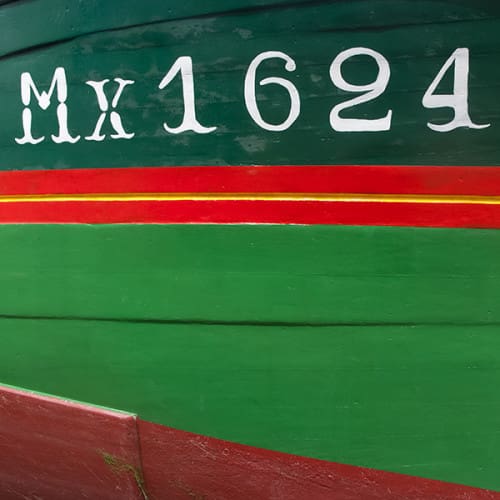 Gros plan sur la coque d'un bateau de pêche