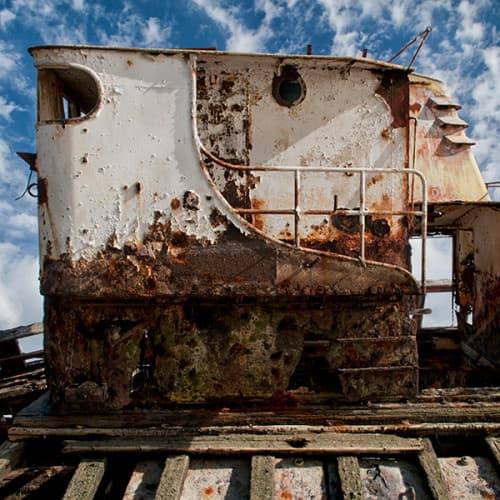 Vieille cabine de bateau rouillée