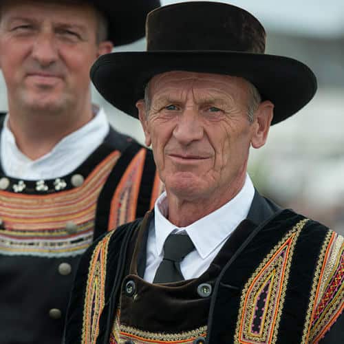 Bretons en costumes de la région de l'Aven