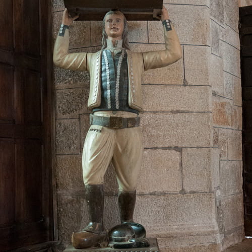 Homme en costume du costume du pays Pourlet