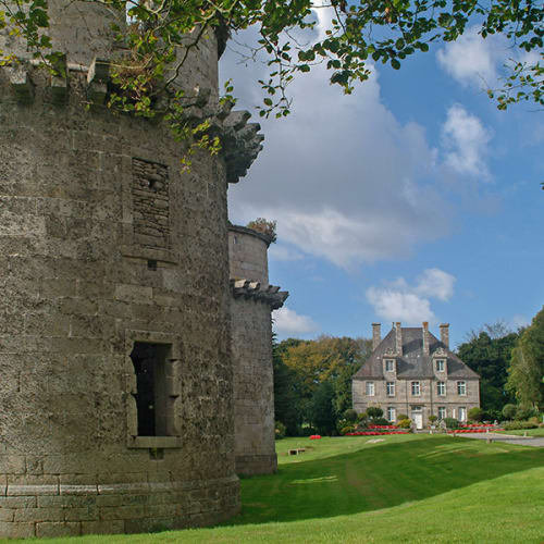 Vue sur le château de Kergonadeac'h