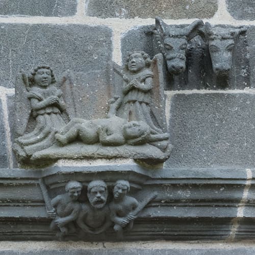 Nativité sculptée dans la pierre