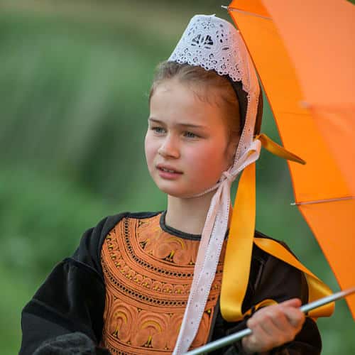 Fillette en costume traditionnel bigouden