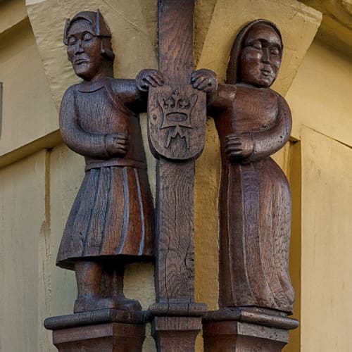 Personnages sculptés