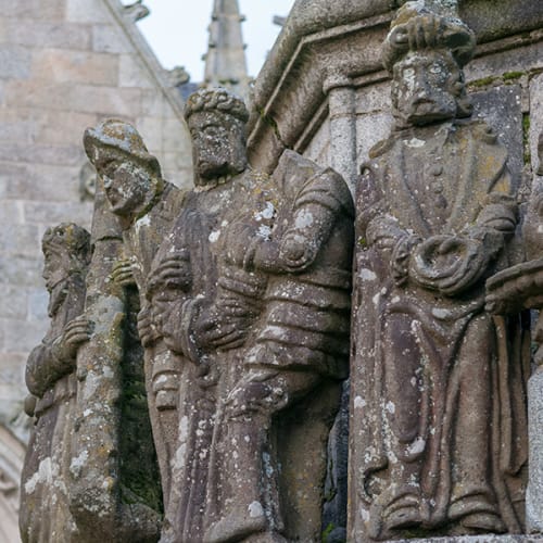 Personnages figés dans la pierre