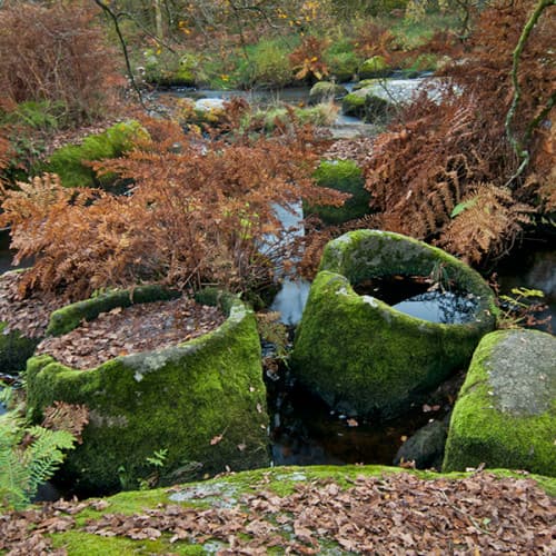 Blocs de granit en forme de marmites