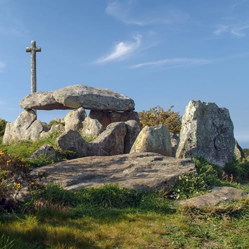 Croix et dolmen