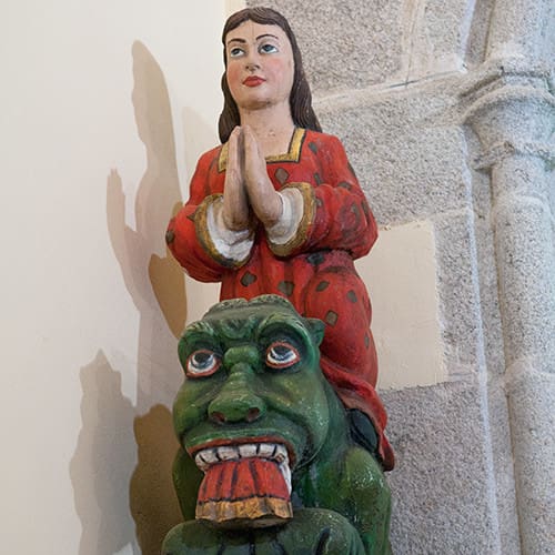 Statue de sainte Marguerite sur un dragon
