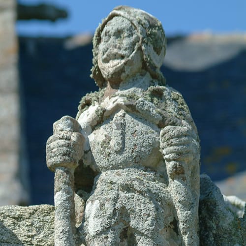 Personnage sculpté dans la pierre