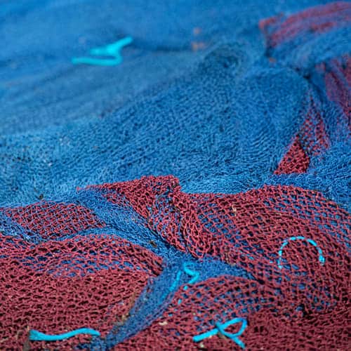 Filets de pêche colorés