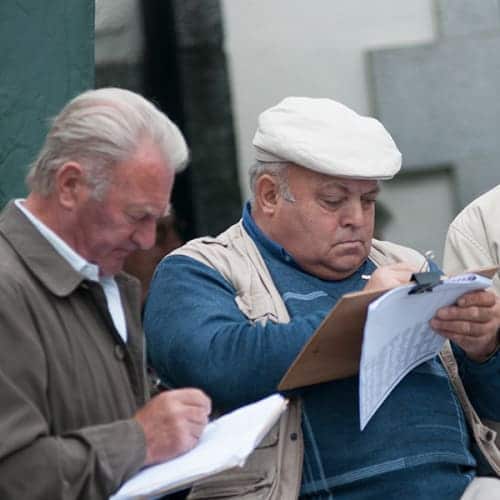 Juges de concours notant les allures