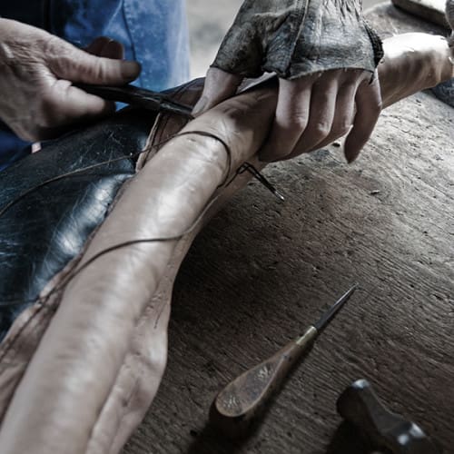 Les mains du bourrelier