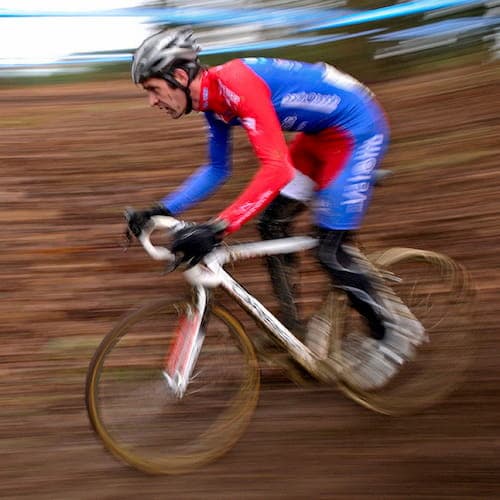 Coureur cycliste en plein effort