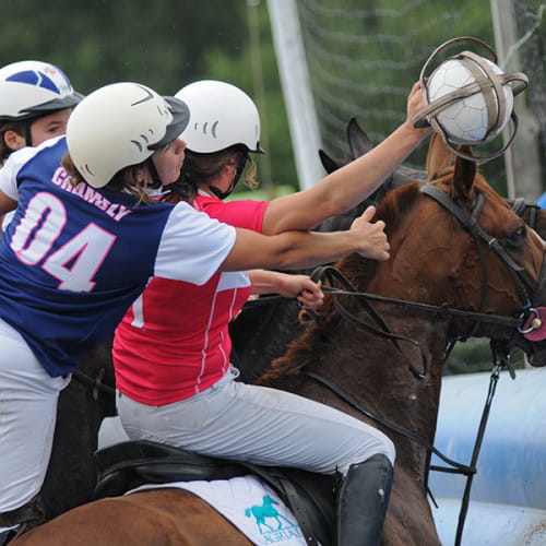 Cavalières se disputant la ballon