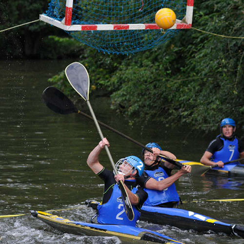 Kayakistes essayant d'empêcher la ballon de rentrer dans le but